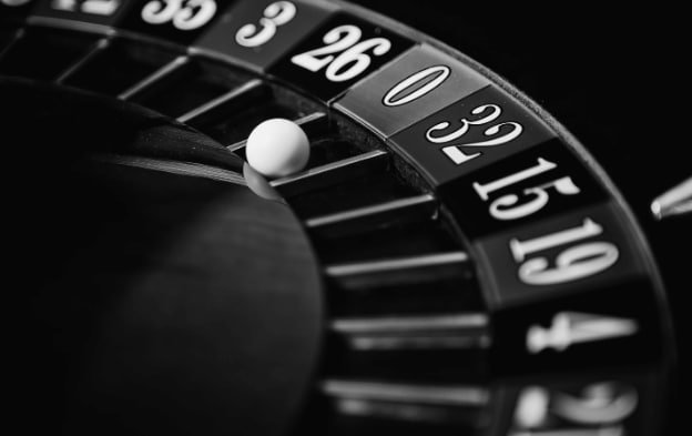 Dealer live casino profesional melayani pemain dengan streaming berkualitas tinggi di platform amavi4d
